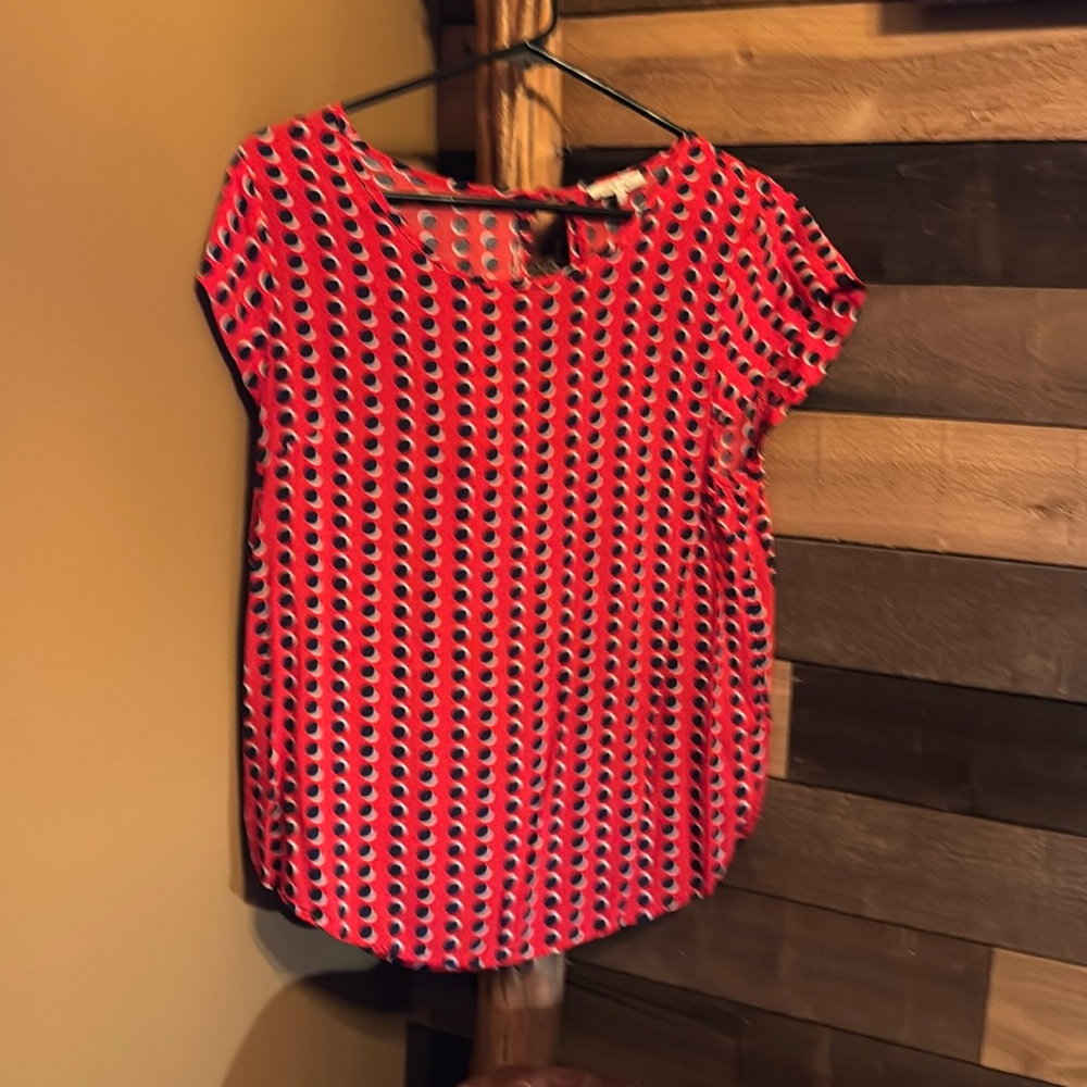 Lightweight dress top, great for under suit